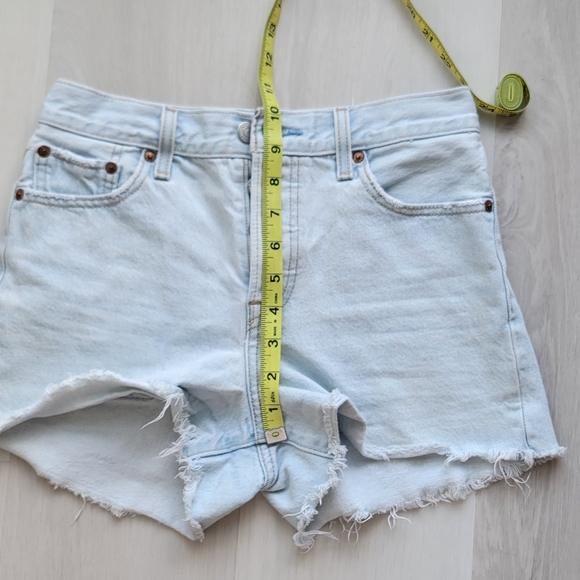 Fits like a 24 – Levi’s Wedgie Short in Awesome Street - Picture 11 of 14
